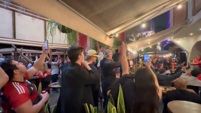 Torcida Rubro-Negra celebra em Lima após Flamengo se aproximar do título do Brasileirão