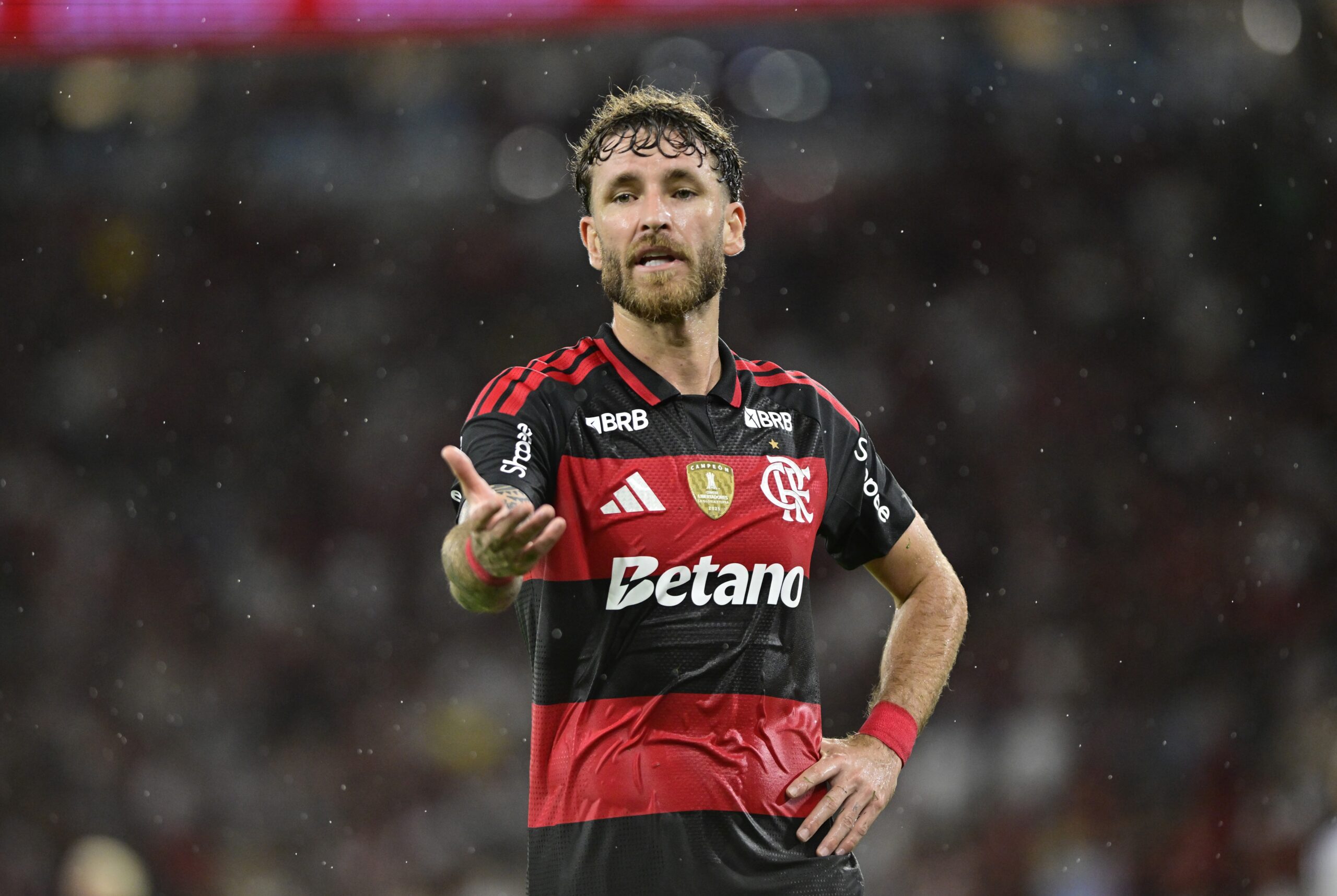 Besiktas faz contato com o Flamengo e demonstra interesse em Léo Pereira