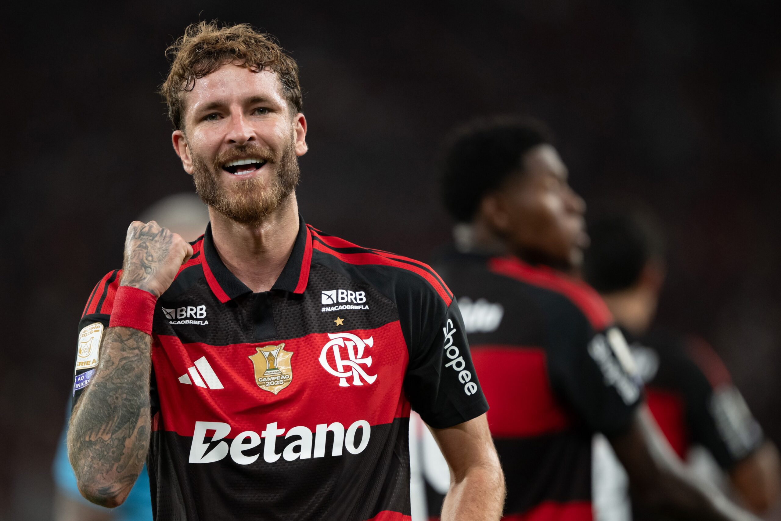 Léo Pereira passa Juan e se torna o zagueiro mais artilheiro do Flamengo no século