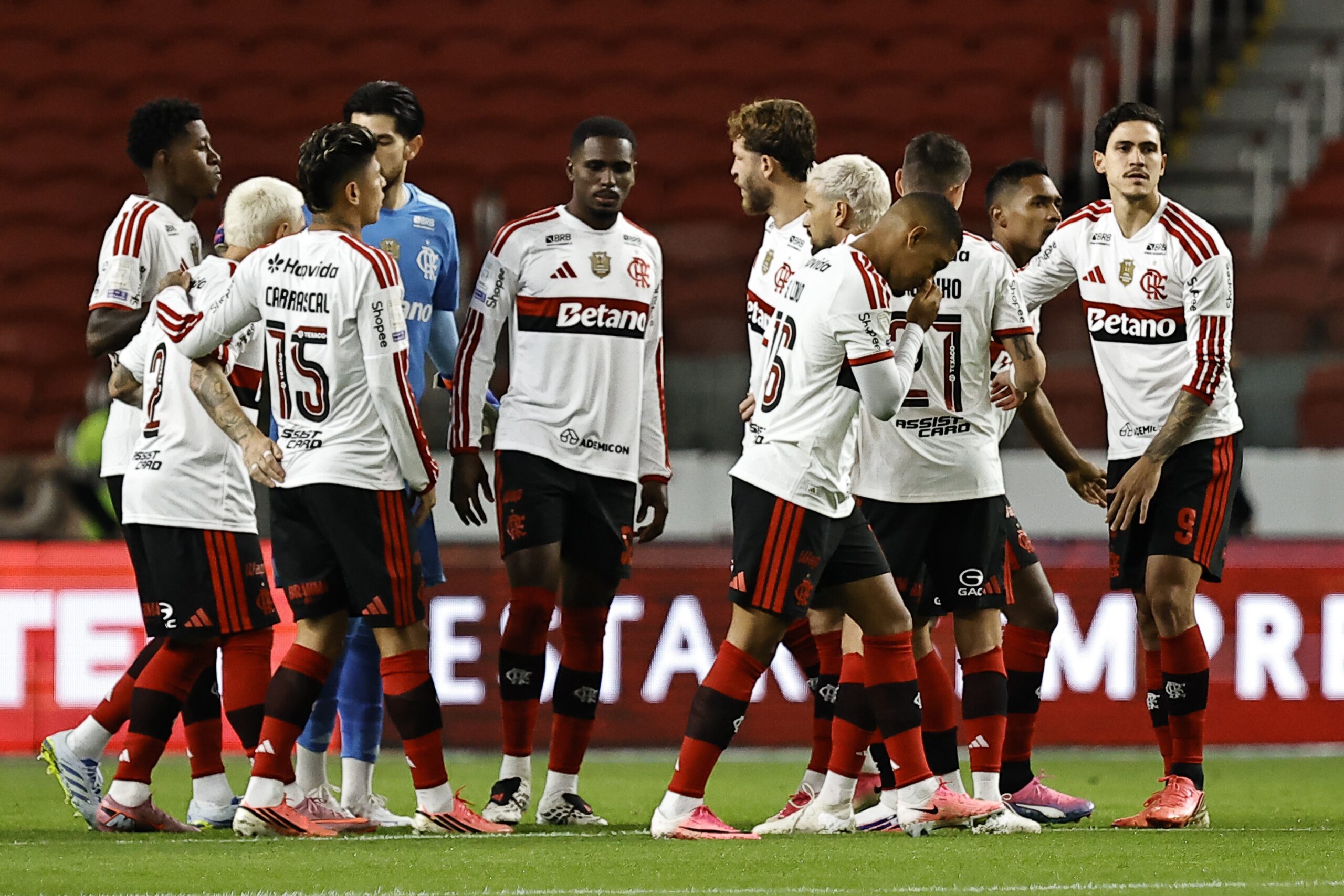 Flamengo vive cobrança interna por estilo de jogo e desgaste com José Boto e departamento médico