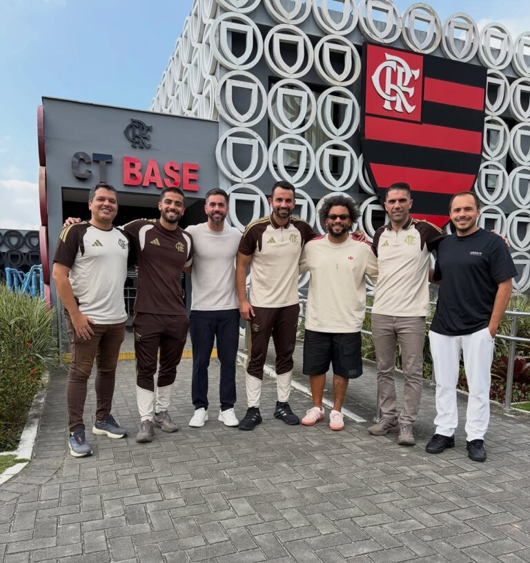 Marcelo visita o CT do Flamengo e chama atenção da base