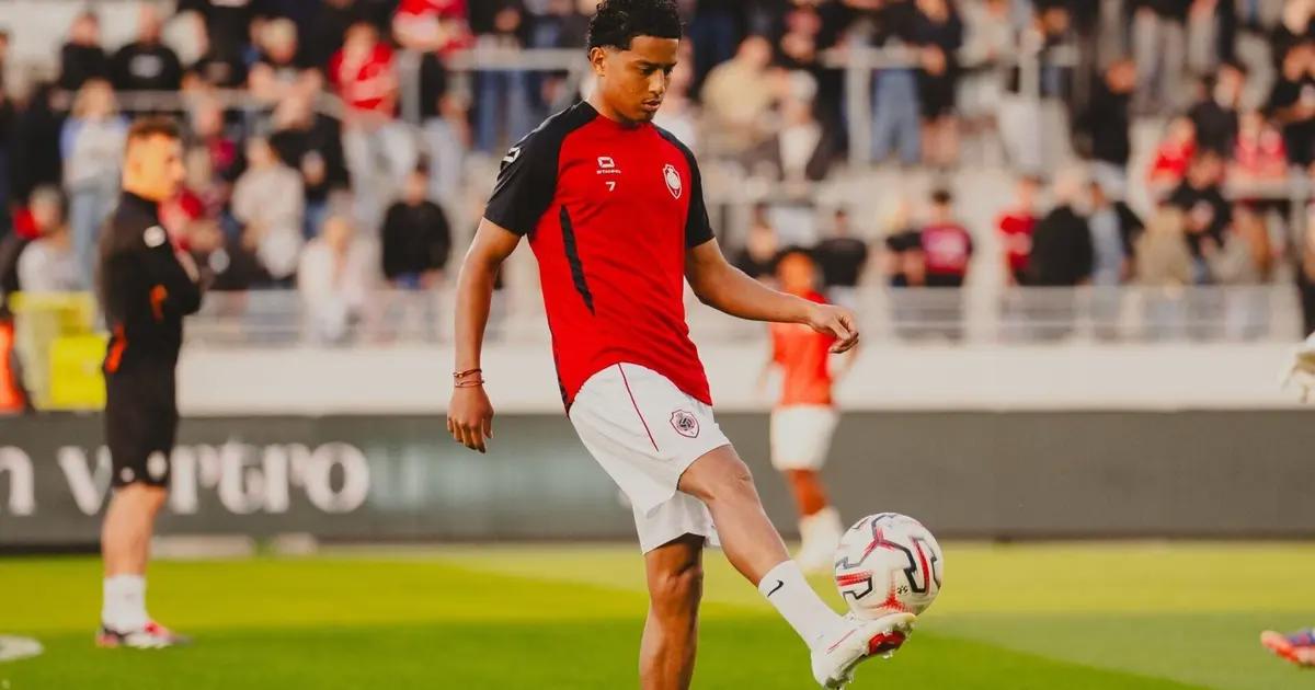 Novo reforço do Flamengo desembarca no Rio e chama atenção durante chegada