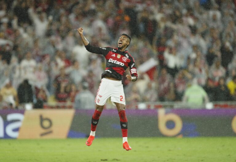 Bruno Henrique decide, Flamengo supera o susto e segue líder do Brasileirão