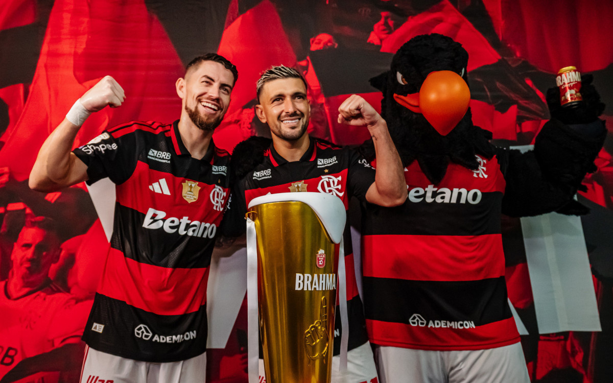 Flamengo ativa ação com Brahma e distribui packs de cerveja à torcida