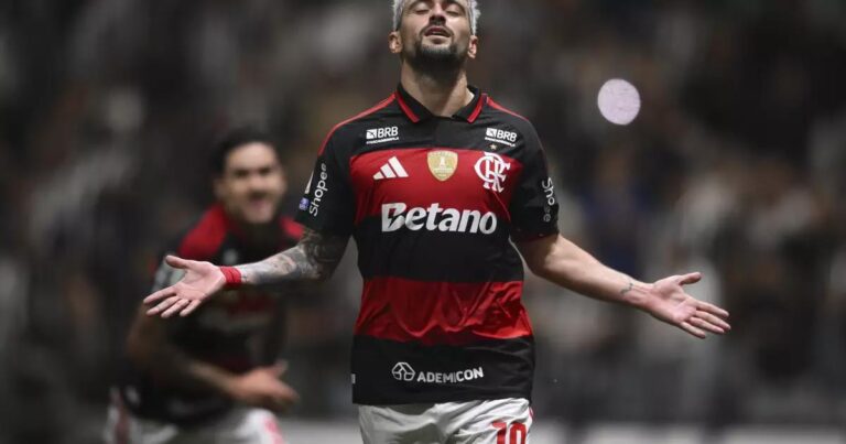 Cirurgia de Arrascaeta tem data marcada e Flamengo trata presença na Libertadores como incerta