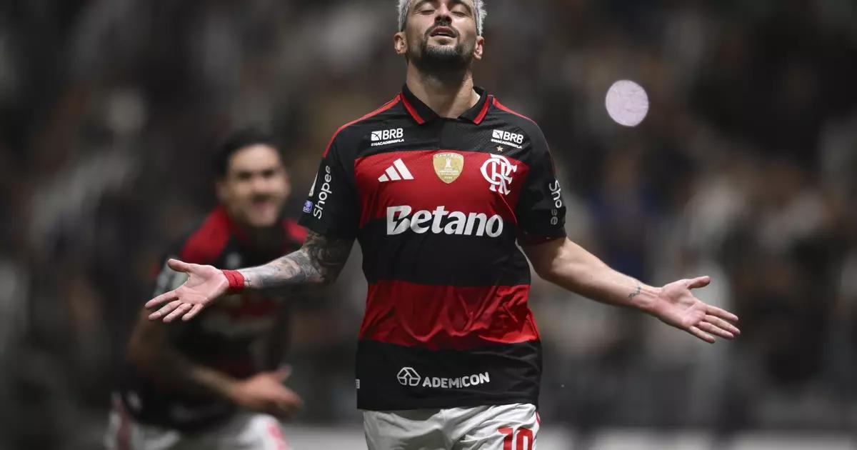 Cirurgia de Arrascaeta tem data marcada e Flamengo trata presença na Libertadores como incerta