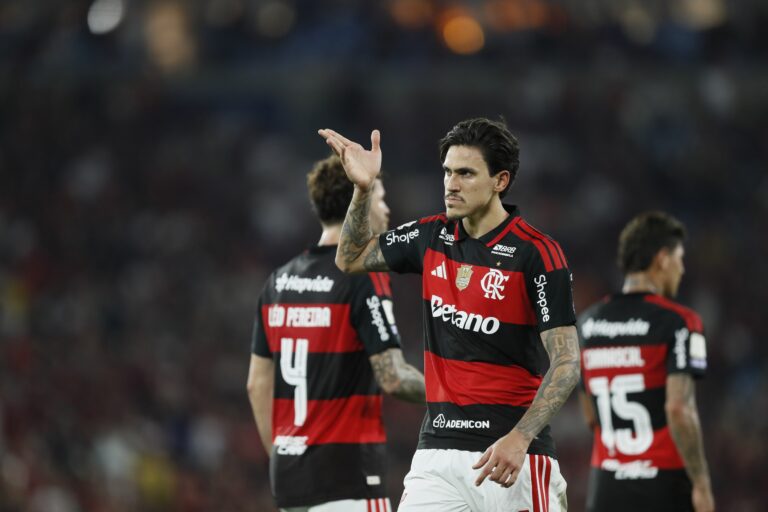 Flamengo dispara nas chances de título e Palmeiras fica dependente de combinação