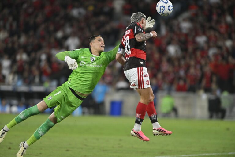 Flamengo sofre no Maracanã, empata com o Independiente del Valle e avança às semifinais da Libertadores