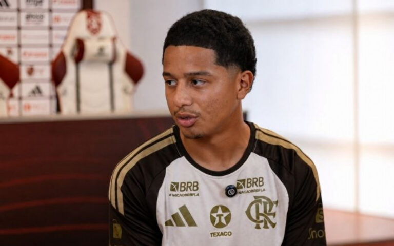 Flamengo trata Anthony Valencia como processo em construção e adota cautela na entrada do atacante