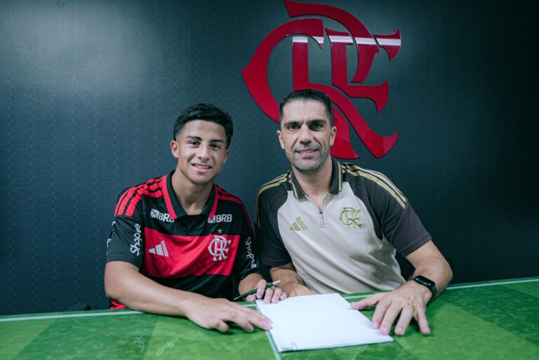 Com 10 anos no Flamengo, Rafael Barreto assina primeiro contrato profissional