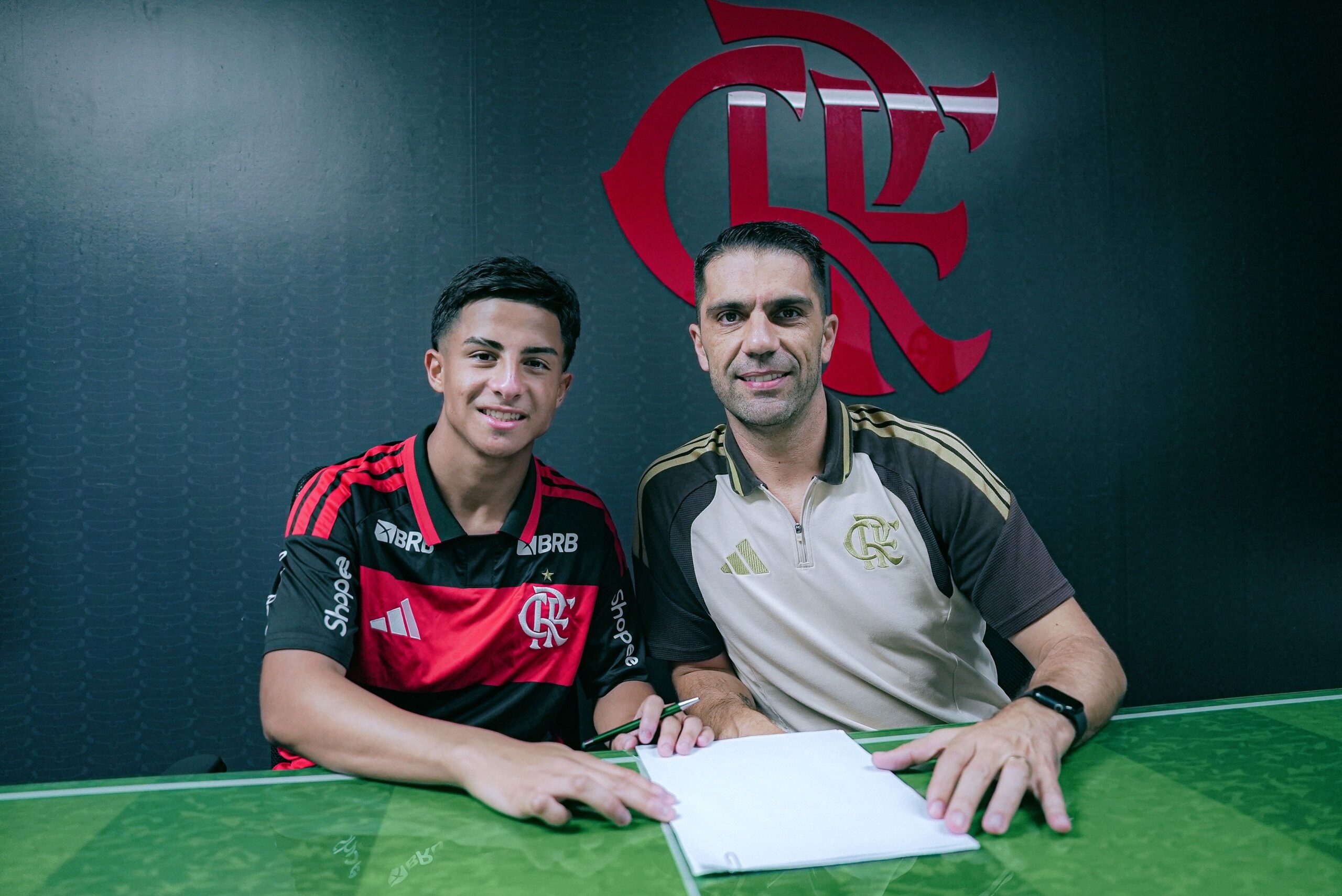Com 10 anos no Flamengo, Rafael Barreto assina primeiro contrato profissional