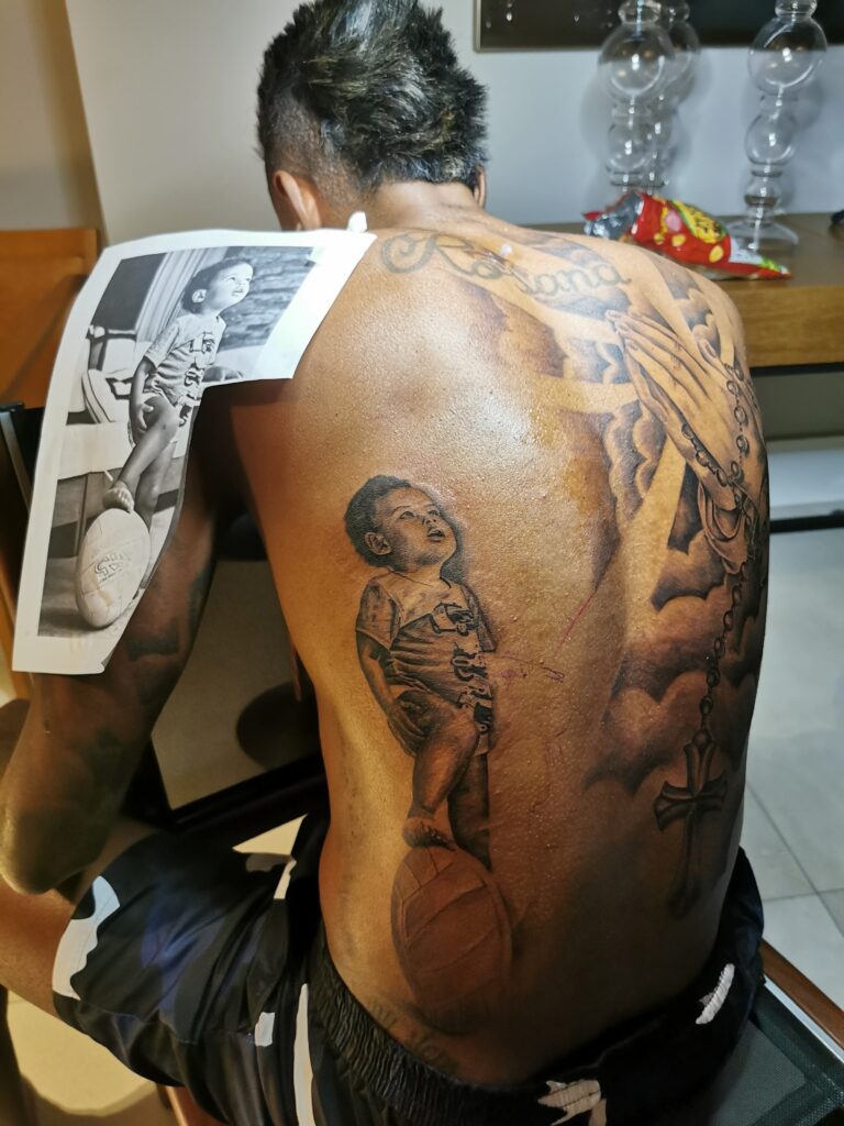 Tatuador que virou amigo de Bruno Henrique conta como fez tatuagens marcantes no Flamengo
