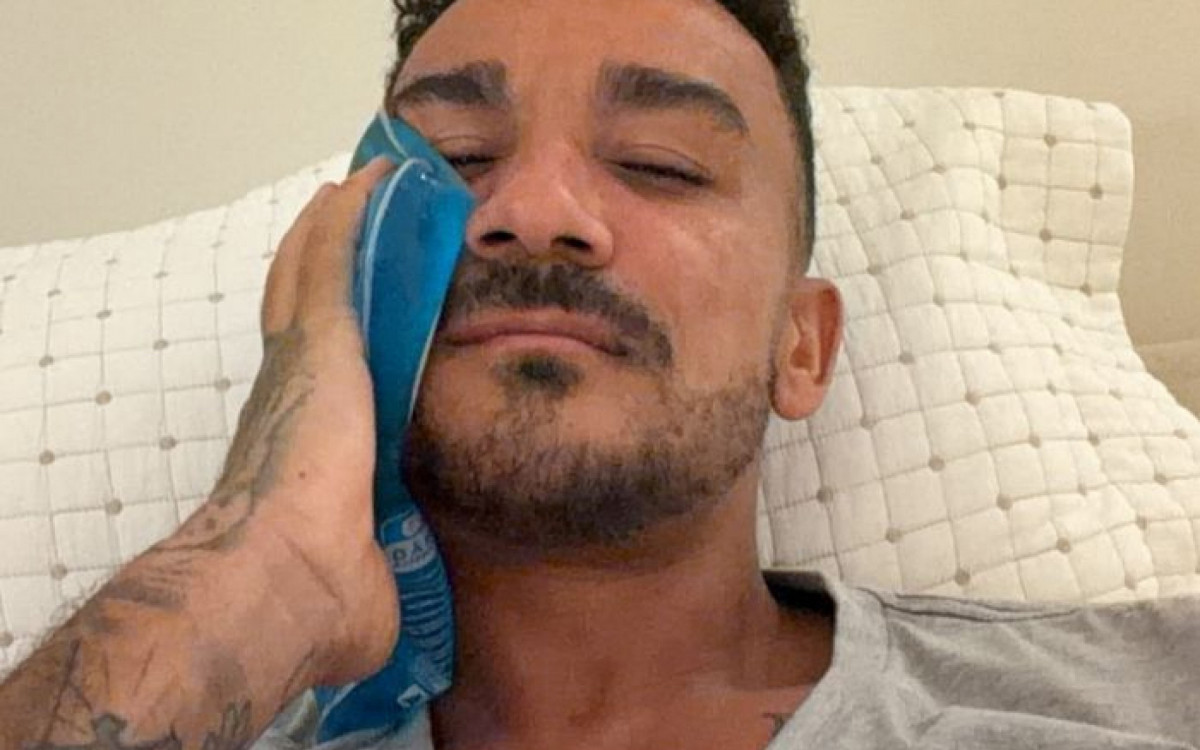 Danilo reaparece no Ninho e mostra recuperação após cirurgia na mandíbula