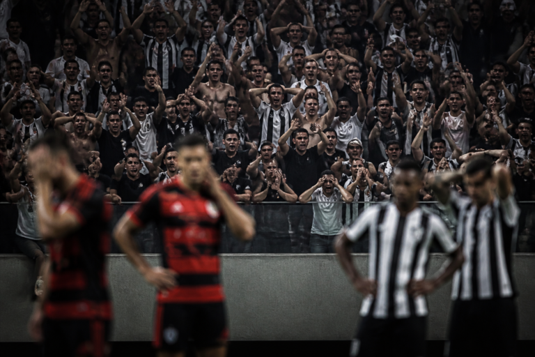 Ex-jogadores do Flamengo viram alvo da torcida do Corinthians em momento de tensão no Brasileirão
