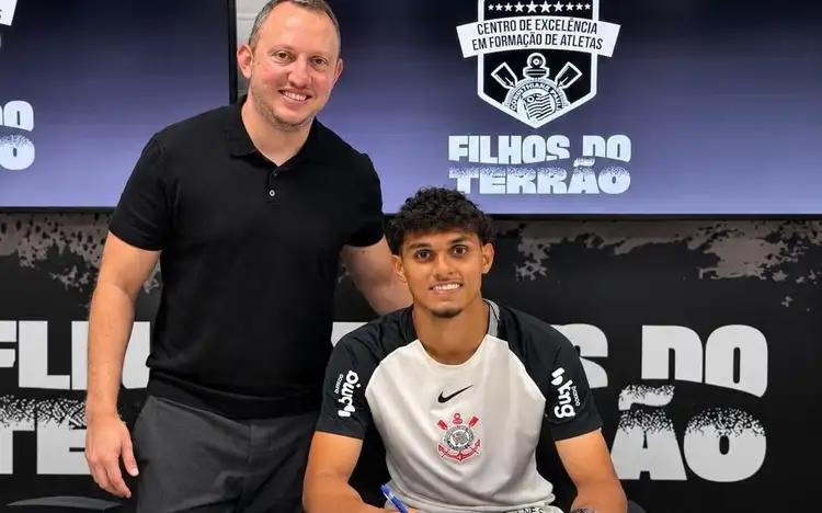 Ex-promessa do Flamengo assina primeiro contrato profissional com o Corinthians e clube define multa milionária