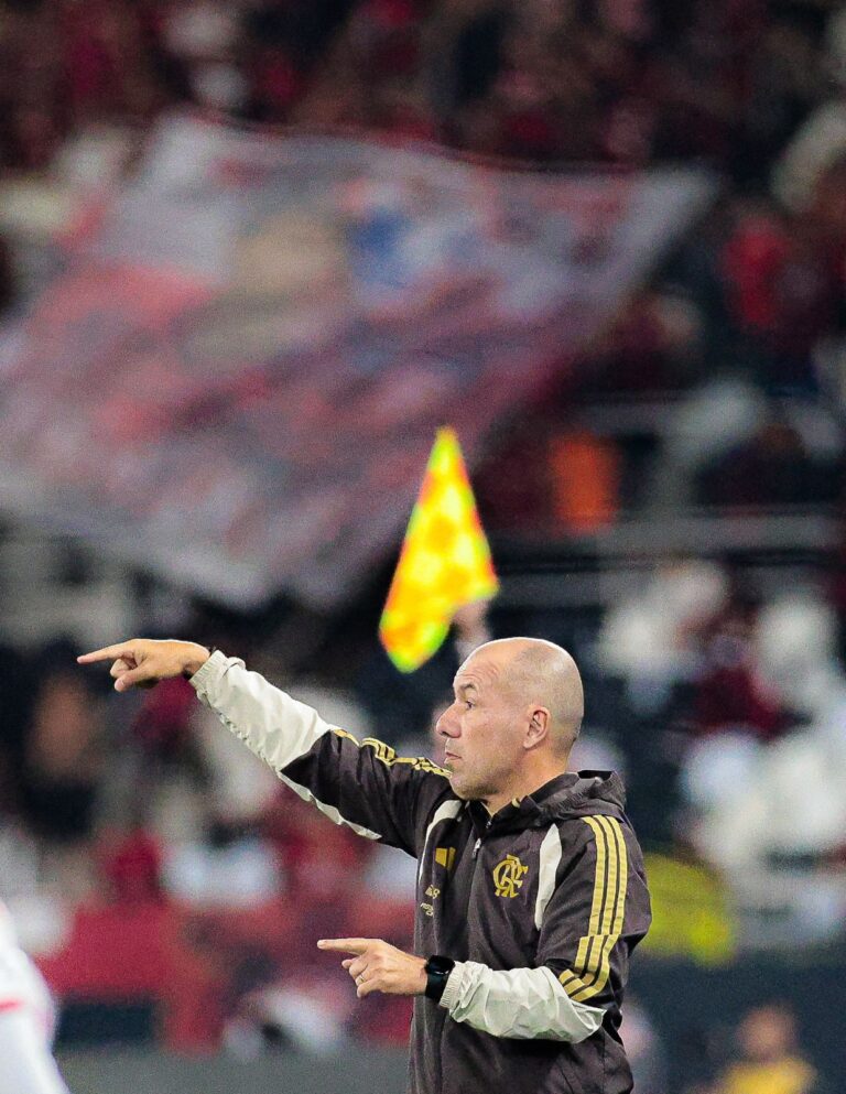 Leonardo Jardim ignora rumores e reforça foco no Flamengo após queda na Libertadores