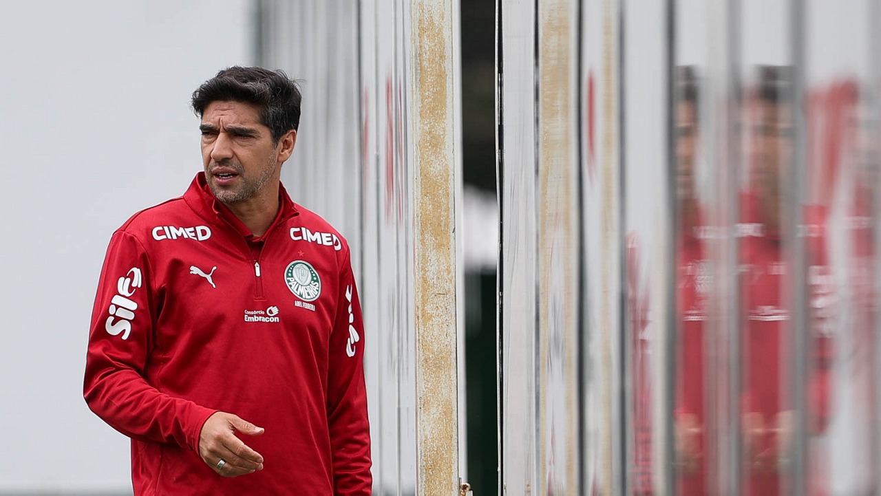 Palmeiras enfrenta o Bragantino e tenta manter a perseguição ao Flamengo no Brasileirão