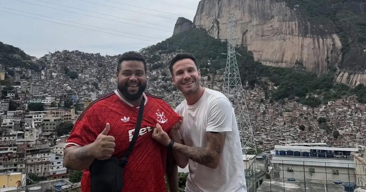 Saúl visita a Rocinha durante a pausa do Flamengo