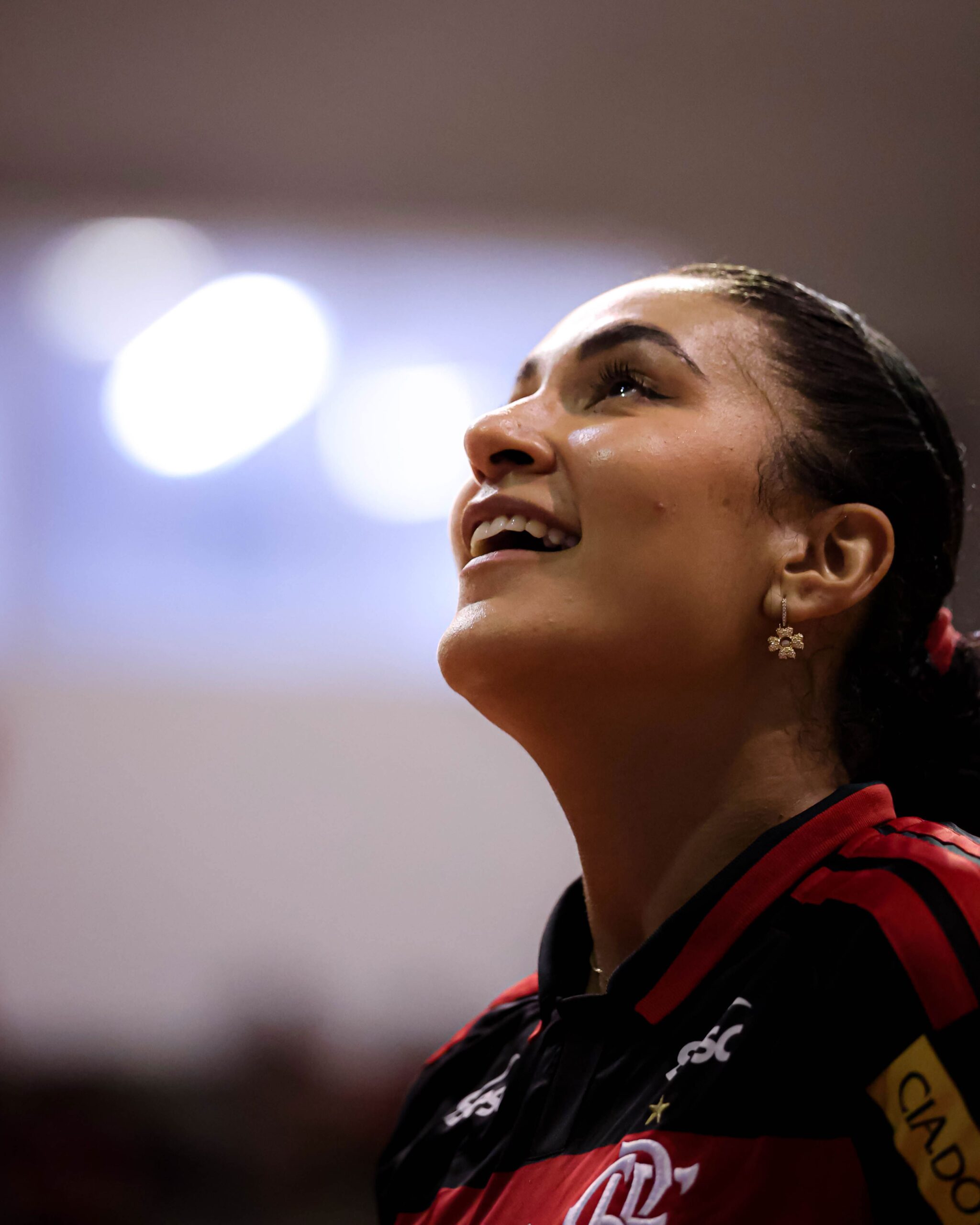 Tainara Santos revela orgulho de defender o Flamengo e mira novos títulos no vôlei