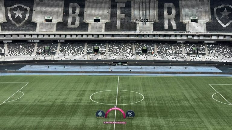 Vasco define o Nilton Santos para o clássico e critica o gramado do Maracanã