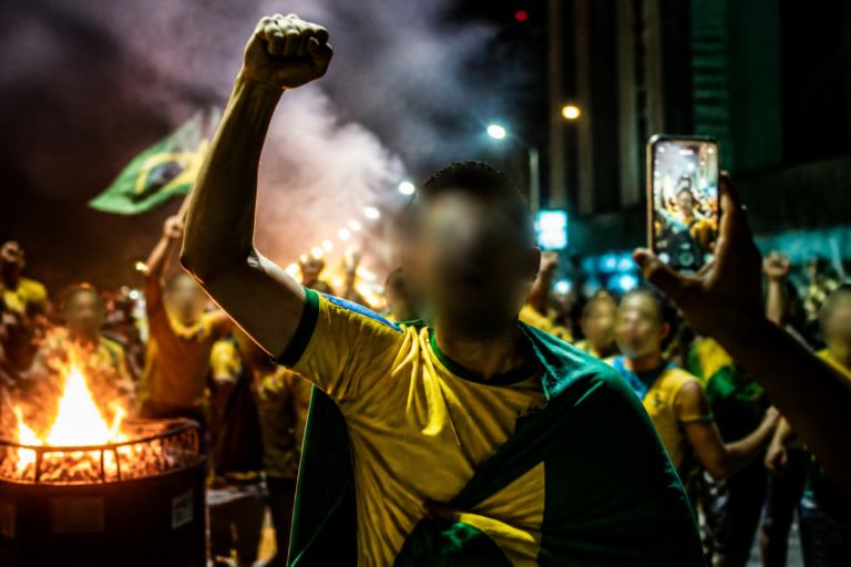 Vídeo antigo que circula de novo mostra homens armados celebrando título do Flamengo, não vitória eleitoral